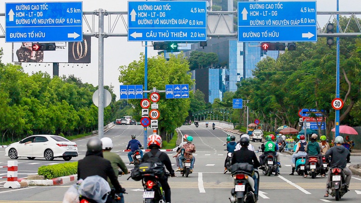 Tình hình giao thông ổn định tại giao lộ Mai Chí Thọ - Tố Hữu (nơi đang được thí điểm đèn không đếm ngược tại TP.HCM) - Ảnh: CHÂU TUẤN