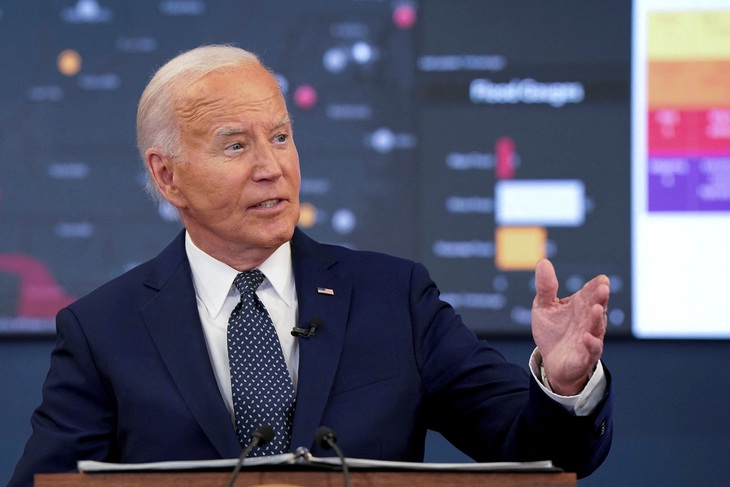 Tổng thống Biden nói chuyện về tình hình thời tiết cực đoan tại Trung tâm Chiến dịch khẩn cấp ở Washington ngày 2-7 - Ảnh: REUTERS