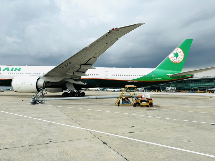 Máy bay Eva Air tông vào cột đèn chiếu sáng ở sân bay Tân Sơn Nhất - Ảnh: TIA