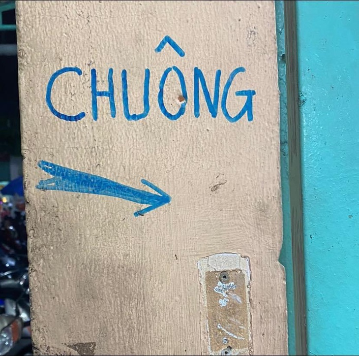 Thấy cái chuông không?! Đó, chỗ đó!!! 