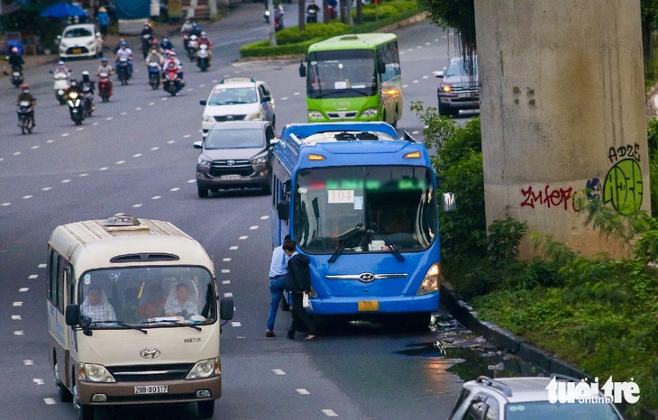 Một số xe buýt tấp lề đột ngột đón khách, phóng nhanh vượt ẩu mà phóng viên ghi nhận thời gian qua - Ảnh: CHÂU TUẤN