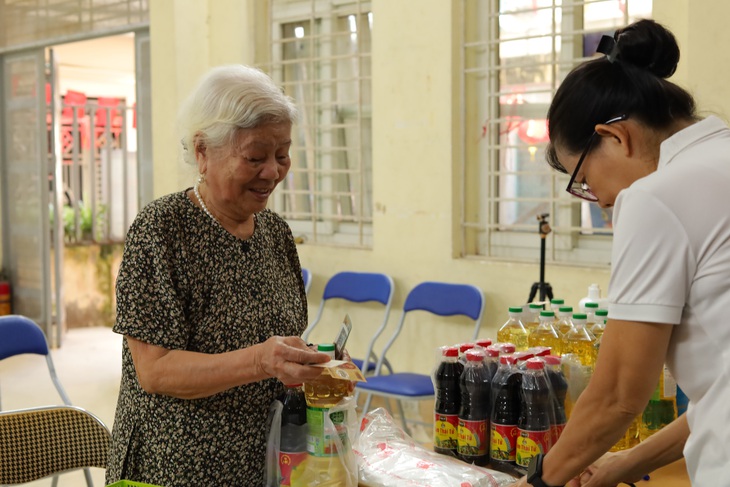 Đến lãnh lương hưu, bà Nguyễn Thị Tâm (89 tuổi, trú phường Đội Cấn, quận Ba Đình, Hà Nội) nhanh chóng được nhân viên bưu điện hoàn tất thủ tục chi trả lương. Lương hưu mới của bà Tâm được khoảng 4,7 triệu đồng. "Cảm ơn Đảng và Nhà nước đã quan tâm đến những người về hưu như chúng tôi, được tăng lương nên ai cũng vui mừng, phấn khởi”, bà cho hay - Ảnh: THÚY TRANG