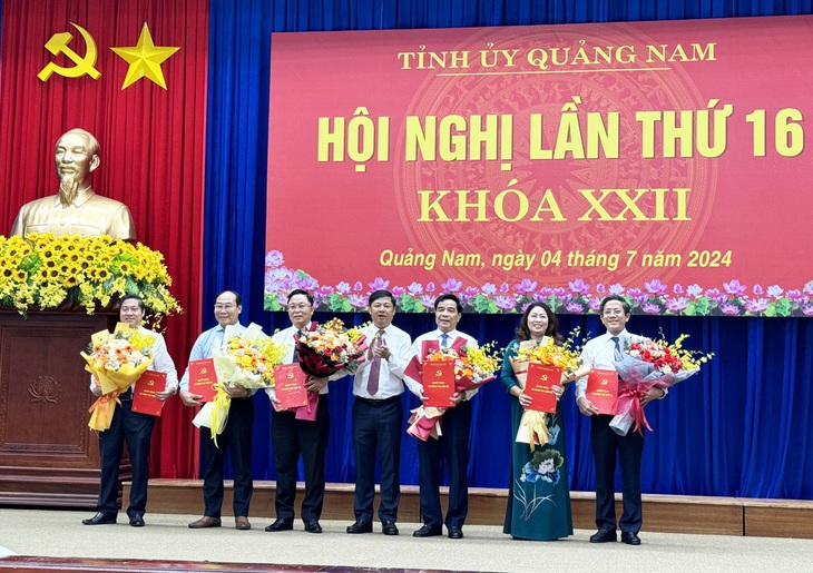 Lãnh đạo Tỉnh ủy tặng hoa chúc mừng những cán bộ được điều động, bổ nhiệm - Ảnh: LÊ TRUNG