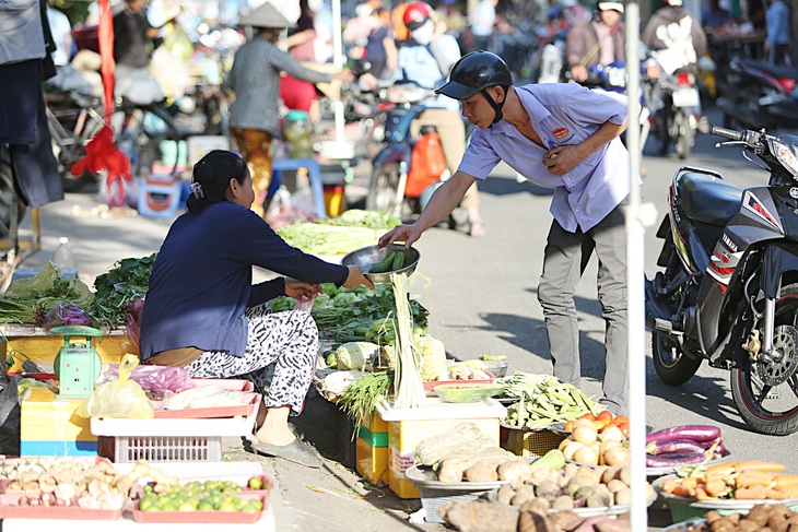 Nhiều mặt hàng thiết yếu tăng giá khiến người lao động chi tiêu càng thêm khó - Ảnh: PHƯƠNG QUYÊN