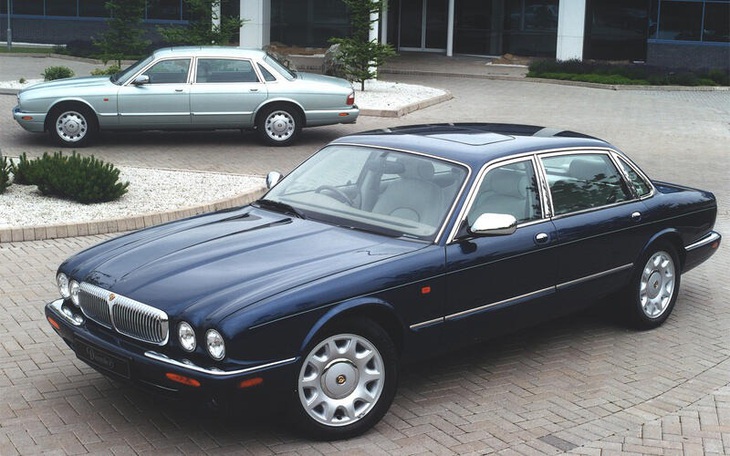 Daimler thuộc về Jaguar: Dù Daimler từng là tên tập đoàn mẹ của Mercedes-Benz, trên thực tế tên gọi Daimler thuộc quyền sở hữu của Jaguar Land Rover - công ty có tiền nhiệm ban đầu đã mua lại tên gọi này từ tận 1895. Tuy nhiên, Jaguar đồng ý cho Daimler sử dụng tên trên làm tên công ty. Dù vậy hãng có thể lấy lại để bán xe dưới tên thương hiệu này bất cứ lúc nào - Ảnh: Autocar