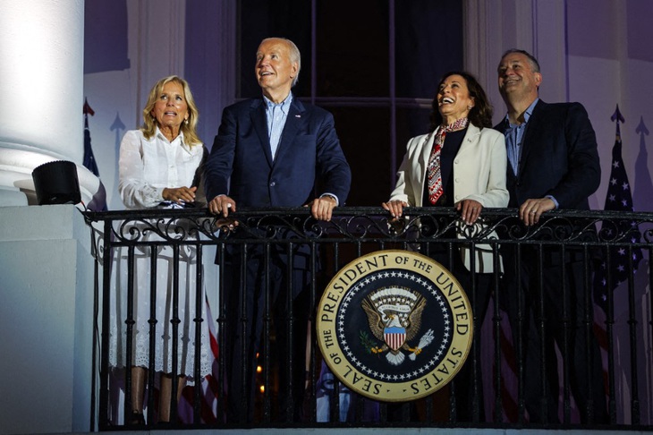 Tổng thống Mỹ Joe Biden và Đệ nhất phu nhân Jill Biden (bên trái) cùng Phó tổng thống Kamala Harris và Đệ nhị phu quân Doug Emhoff cùng thưởng thức pháo hoa - Ảnh: AFP