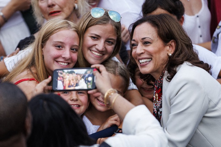 Phó tổng thống Kamala Harris chụp ảnh cùng các khách mời tại buổi tiệc mừng Ngày Quốc khánh ở khu sân vườn phía nam Nhà Trắng - Ảnh: AFP