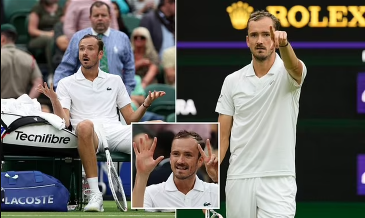 Daniil Medvedev đãng trí quên cả tỷ số trong trận đấu với Alexandre Muller tại Wimbledon 2024.