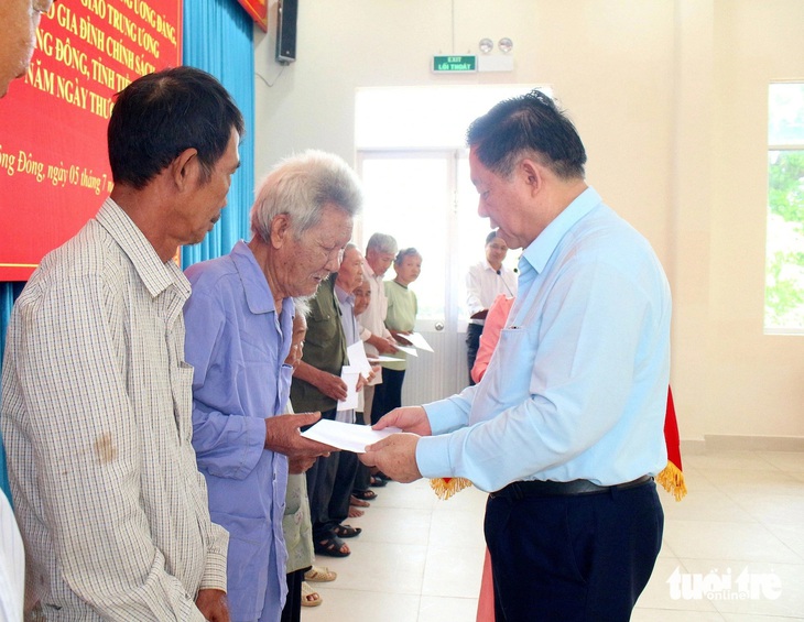 Trưởng Ban Tuyên giáo Trung ương Nguyễn Trọng Nghĩa tặng quà các gia đình chính sách tại huyện Gò Công Đông - Ảnh: H.T