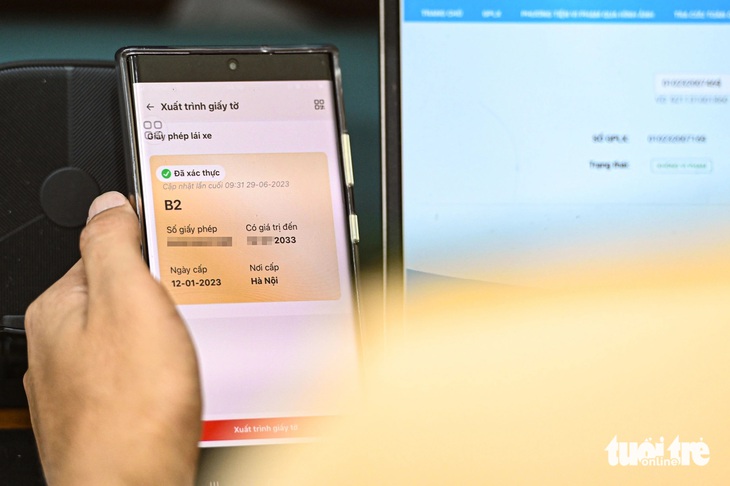 Giao diện giấy phép lái xe được tích hợp thành công trên VNeID - Ảnh: HỒNG QUANG