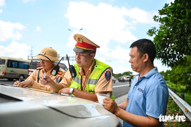 Cận cảnh quy trình tạm giữ giấy tờ của tài xế vi phạm trên VNeID- Ảnh 7.