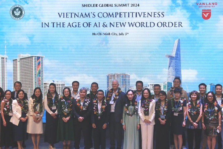 Các diễn giả tham gia thảo luận sáng 5-7 tại Diễn đàn lãnh đạo cấp cao Shidler Global Summit năm 2024 - Ảnh: MINH TÂN