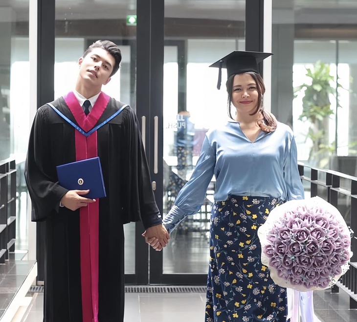 Nine Naphat và Baifern Pinchanok bị nghi 'vì mẹ anh bắt chia tay'- Ảnh 5. Sau chia sẻ của Nine về chuyện tình cảm, tên tuổi của mẹ anh trở thành tâm điểm của truyền thông