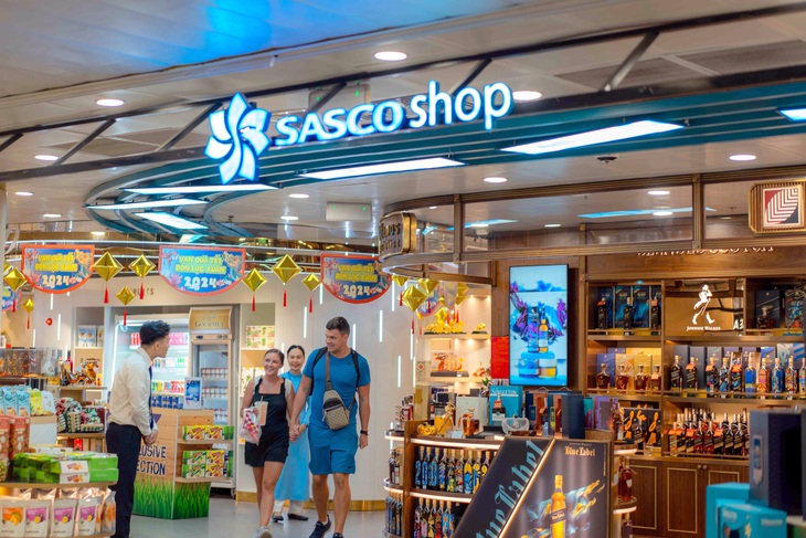 Hàng chục ngàn sản phẩm được SASCO Shop giới thiệu đến du khách khi đi, đến sân bay - Ảnh: T.G