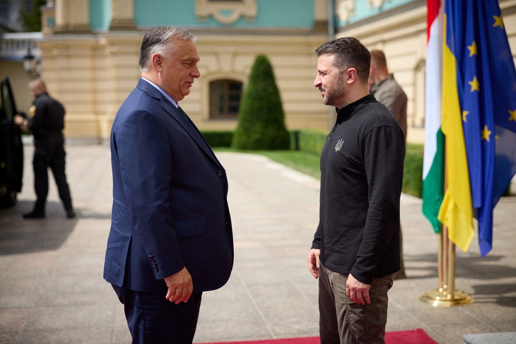 Thủ tướng Hungary Orban trong cuộc gặp với Tổng thống Ukraine Zelensky ngày 2-7 - Ảnh: REUTERS