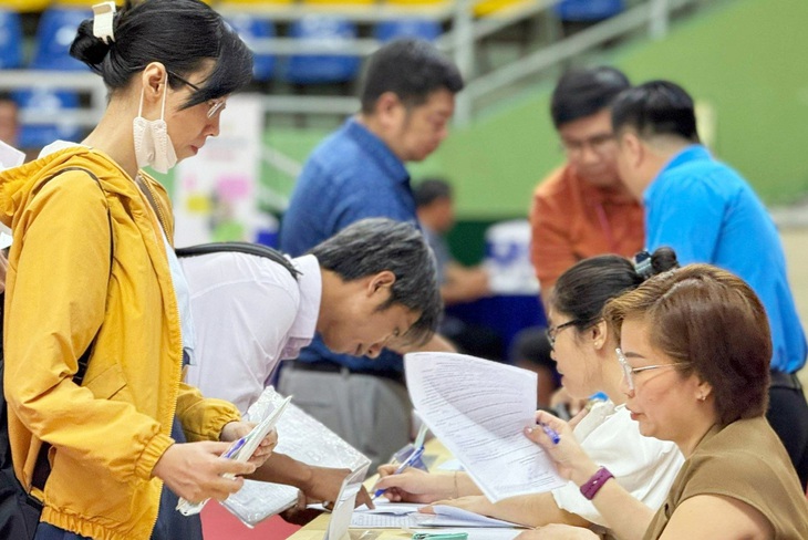 Các sàn việc làm, hoạt động kết nối tuyển dụng diễn ra thường xuyên nhưng việc tuyển lao động vẫn gặp khó - Ảnh: VŨ THỦY