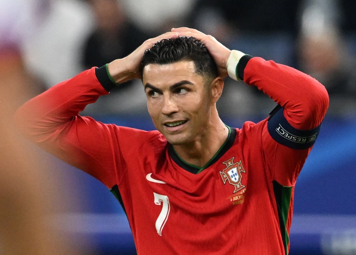 Ronaldo và tuyển Bồ Đào Nha chia tay Euro 2024 - Ảnh: REUTERS