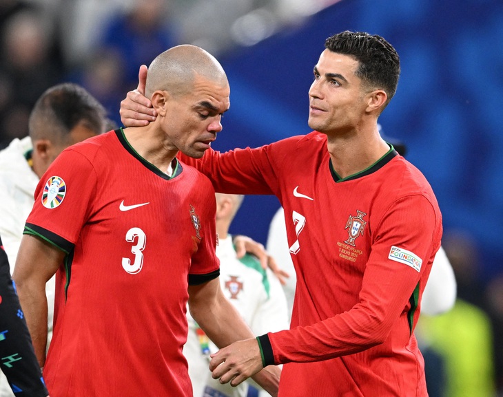 Hai cầu thủ lớn tuổi nhất Euro 2024 và lịch sử giải đấu là Pepe và Ronaldo phải nói lời chia tay từ vòng tứ kết - Ảnh: REUTERS