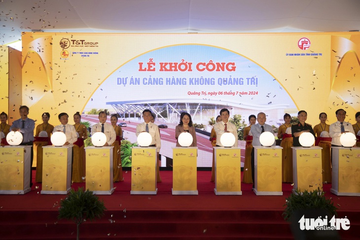 Các đại biểu thực hiện nghi thức khởi công sân bay Quảng Trị - Ảnh: HOÀNG TÁO