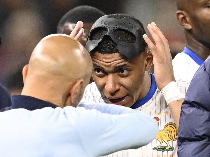 Tiền đạo Kylian Mbappe nhiều lần phải tạm tháo mặt nạ để lau mồ hôi trong trận tứ kết Euro 2024 - Ảnh: REUTERS