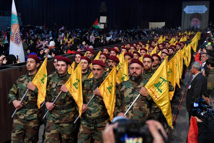 Một cuộc biểu dương lực lượng của Hezbollah ở Beirut. Ảnh: Middle East Monitor