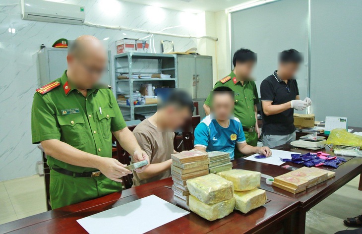 Lực lượng công an khám nghiệm, giám định 27 bánh heroin, 5kg ma túy đá, 6.000 viên ma túy tổng hợp trong chuyên án - Ảnh: Công an Nghệ An