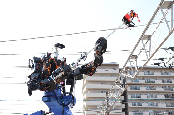 Robot làm công việc bảo trì đường sắt - Ảnh: The Japan Times