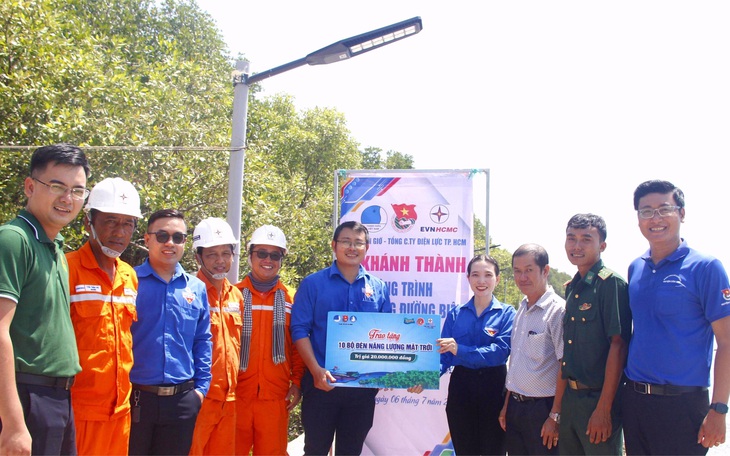 Chiến sĩ tình nguyện góp sức cùng Thạnh An vươn mình