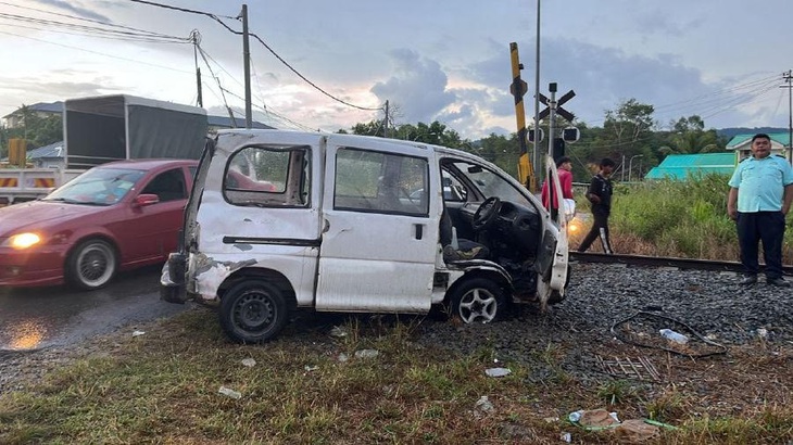 Hiện trường vụ va chạm giữa tàu hỏa và ô tô tại Km21.5, thị trấn Kinarut, bang Sabah (Malaysia) ngày 14-6-2023 - Ảnh: NEW STRAITS TIMES