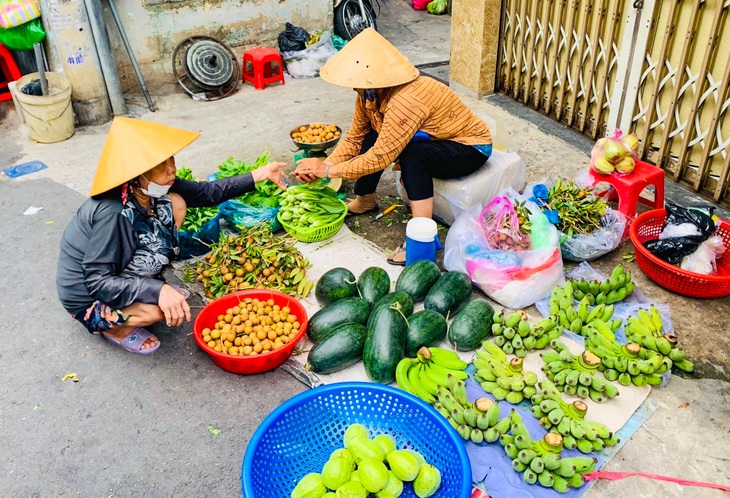 Hình ảnh mua bán tại chợ Ga Phú Nhuận, bên cạnh đó còn là những lời hỏi thăm chân thành - Ảnh: NGUYỄN LÊ PHƯỚC VINH