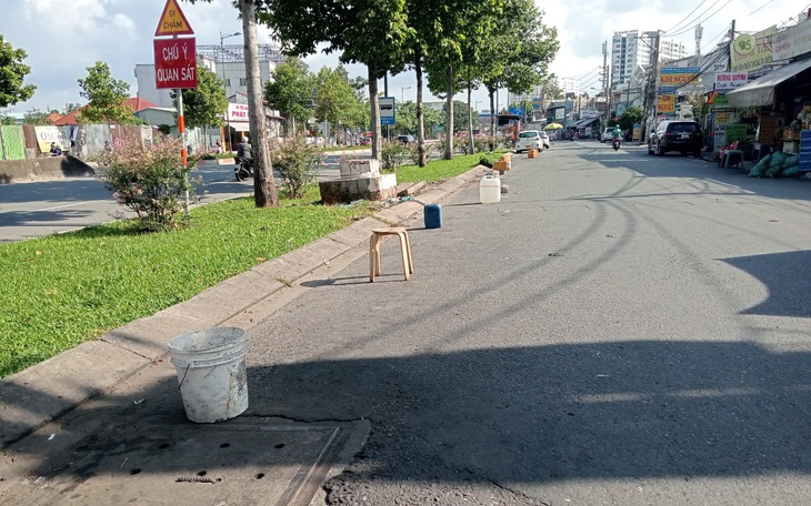 Nhiều nhà hàng, quán ăn ở TP.HCM biến đường chung thành chỗ đậu xe riêng - Ảnh 13.