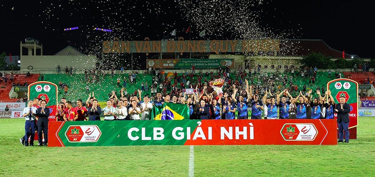 CLB Quy Nhơn Bình Định nhận giải nhì V-League 2023-2024 - Ảnh: VPF