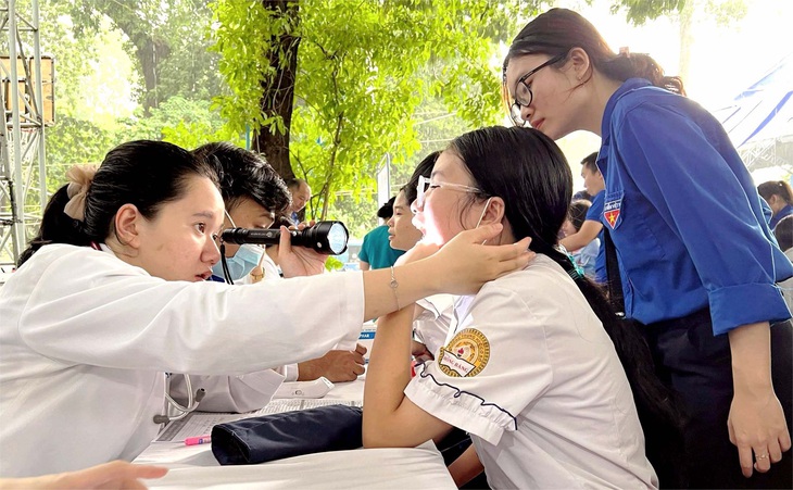 Nhiều bạn nhỏ được kiểm tra, tư vấn và chăm sóc sức khỏe trong ngày hoạt động cao điểm của hè tình nguyện tại TP.HCM hôm qua 7-7 - Ảnh: C.TRIỆU