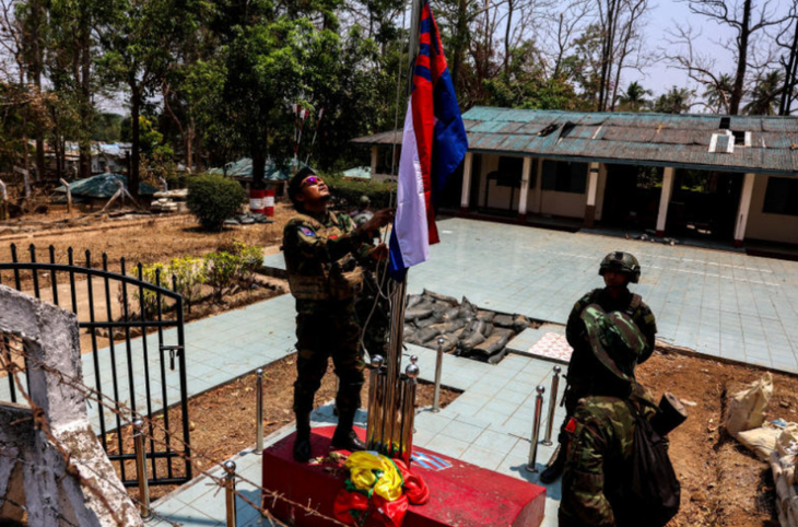 Binh sĩ của một nhóm nổi dậy thay cờ của quân đội Myanmar tại làng Thingyan Nyi Naung, ngoại ô thị trấn Myawaddy tại biên giới Thái Lan - Myanmar vào tháng 4-2024 - Ảnh: REUTERS