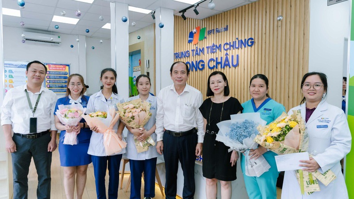 PGS TS BS Tăng Chí Thượng tặng hoa chúc mừng ê-kíp y, bác sĩ của Nhà thuốc và trung tâm tiêm chủng Long Châu tại địa chỉ số 203 đường 3 Tháng 2, phường 11, quận 10 đã phối hợp cấp cứu cho người bệnh 