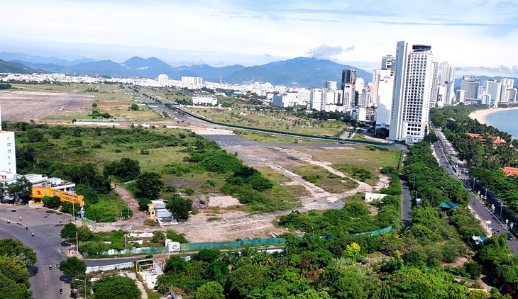 Khu vực sân bay Nha Trang cũ có các dự án đã giao đất cho Công ty CP Tập đoàn Phúc Sơn nhưng chưa biết bao giờ mới được tiếp tục đầu tư thực hiện, vì nhà đầu tư đang bị điều tra vụ án liên can - Ảnh: PHAN SÔNG NGÂN 