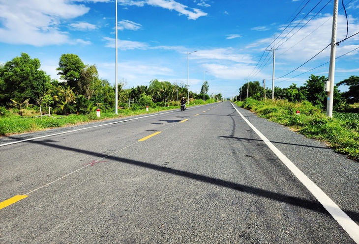 Đường ven biển từ TP Rạch Giá kéo dài đến huyện Kiên Lương đang khẩn trương thi công, dự kiến hoàn thành vào cuối năm 2025 - Ảnh: B.ĐẤU