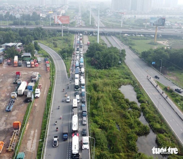 Đóng cao tốc TP.HCM - Long Thành khiến dòng xe trên đường Võ Chí Công, hướng vào cảng Phú Hữu và Cát Lái kẹt xe kéo dài - Ảnh: MINH HÒA