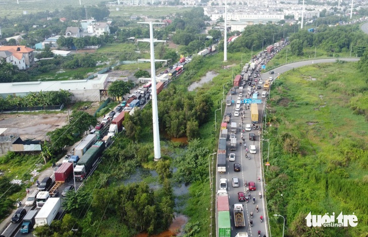 Hướng về cảng Cát Lái và hướng về vòng xoay Phú Hữu trên đường Võ Chí Công kẹt cứng sáng 9-7 - Ảnh: MINH HÒA