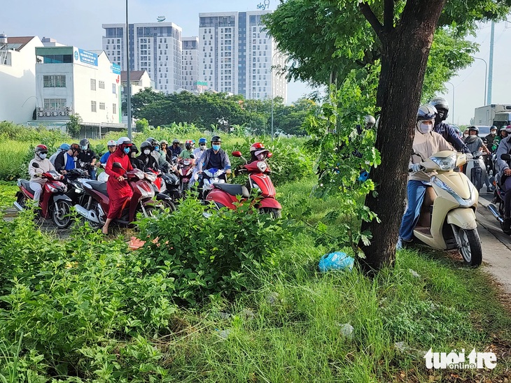 Nhiều người cho biết vì kẹt xe trên đường Võ Chí Công nên trễ bị giờ làm - Ảnh: MINH HÒA