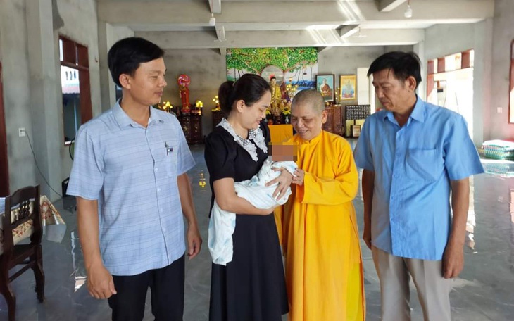 Bé trai 5 ngày tuổi bị bỏ rơi trước tịnh xá
