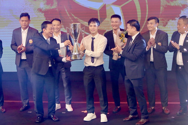 Tiền đạo Văn Toàn có mùa giải thành công cùng CLB Nam Định với chức vô địch V-League 2023 - 2024 - Ảnh: HOÀNG TÙNG