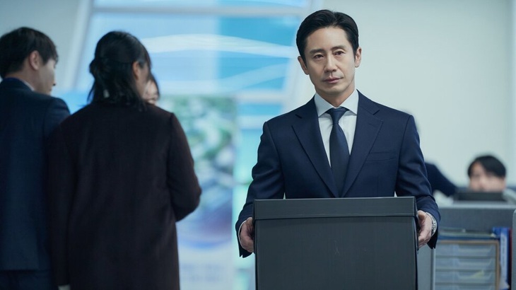 Shin Ha Kyun làm kiểm toán viên lạnh lùng trong phim mới - Ảnh: Soompi