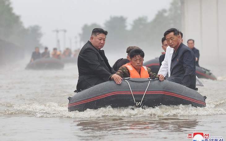 Ông Kim Jong Un thăm hỏi các trẻ em Triều Tiên sơ tán từ vùng lũ lụt - Ảnh 6.