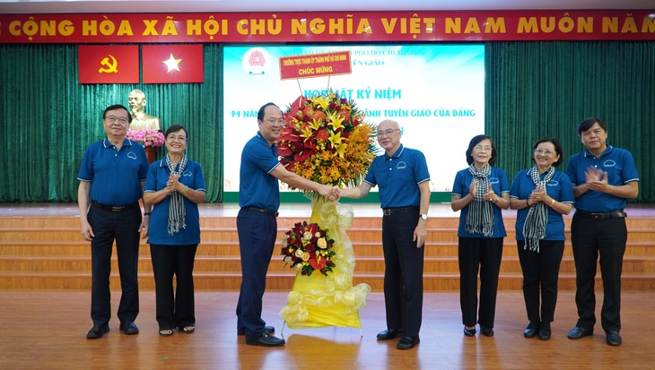 Thường trực Thành ủy TP.HCM tặng hoa chúc mừng Ngày truyền thống ngành tuyên giáo - Ảnh: CẨM NƯƠNG