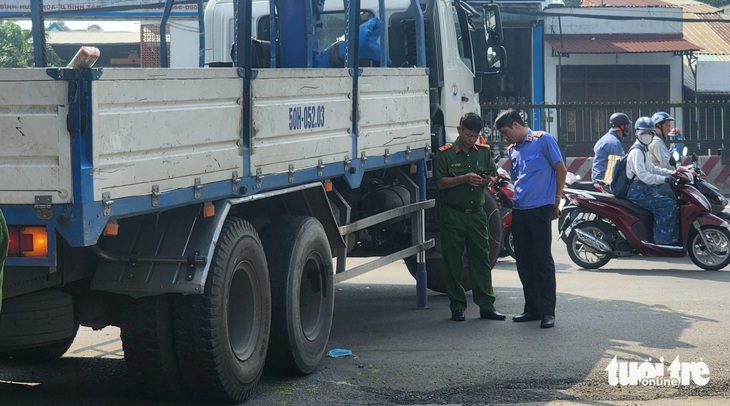 Lực lượng chức năng tại hiện trường vụ tai nạn - Ảnh: NGỌC KHẢI chụp khoảng 8h50 ngày 1-8