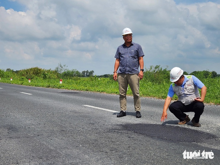 Ông Trần Văn Thi - tổng giám đốc Ban quản lý dự án đầu tư xây dựng Mỹ Thuận (trái) - kiểm tra trên tuyến Lộ Tẻ - Rạch Sỏi sau khi báo chí phản ánh - Ảnh: BỬU ĐẤU