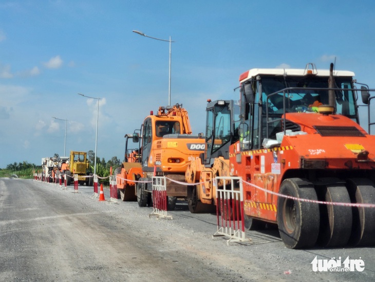 Tập đoàn Hải Đăng trúng thầu dự án nâng cấp tuyến Lộ Tẻ - Rạch Sỏi đã tập kết máy móc trên công trường - Ảnh: BỬU ĐẤU