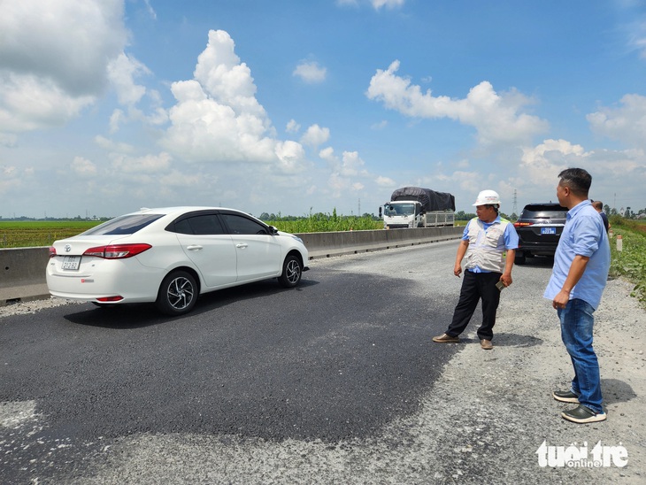 Một ổ voi lớn vừa được đơn vị thi công giặm vá xong cho xe lưu thông thuận tiện hơn - Ảnh: BỬU ĐẤU