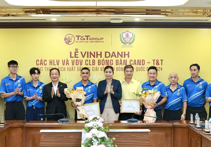 Bầu Hiển thưởng 1,5 tỉ đồng cho VĐV, HLV CLB bóng bàn Công an nhân dân T&T - Ảnh: VIẾT ANH